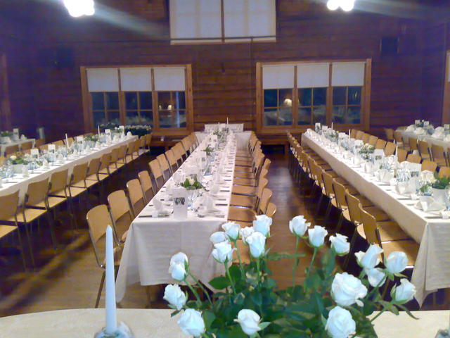 Pöydät pitkissä riveissä