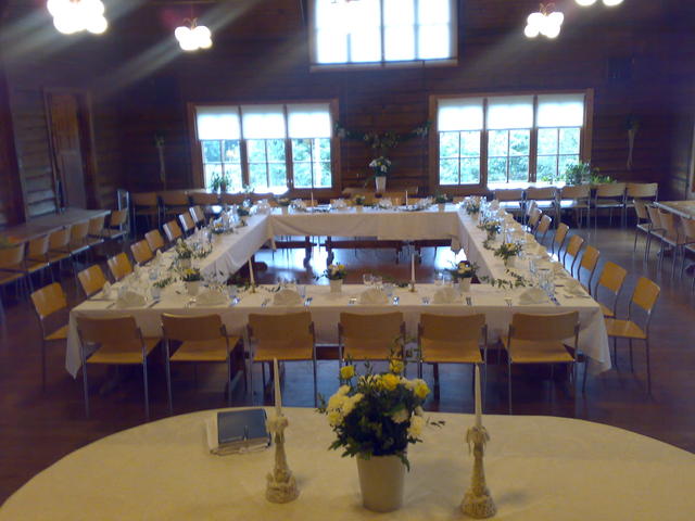 Kattaus 28 henkilölle