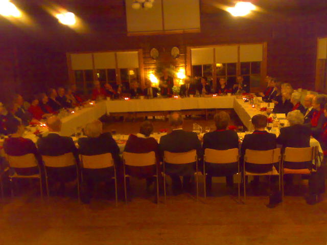 Ihmiset pöydissä: Rinki