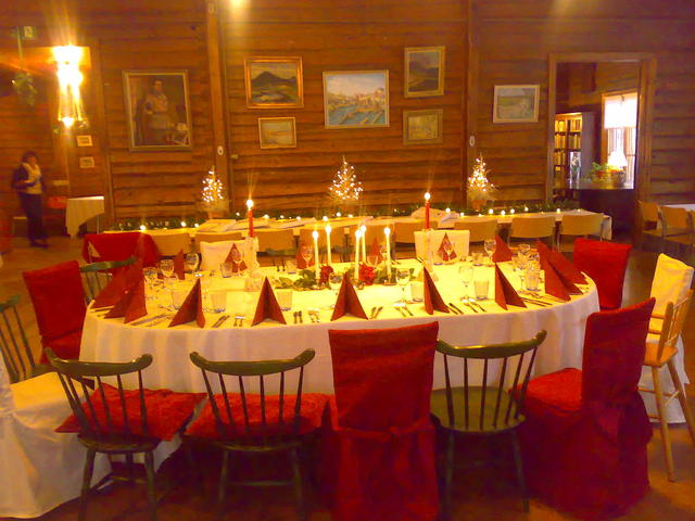 Kattaus, pienempi pöytä