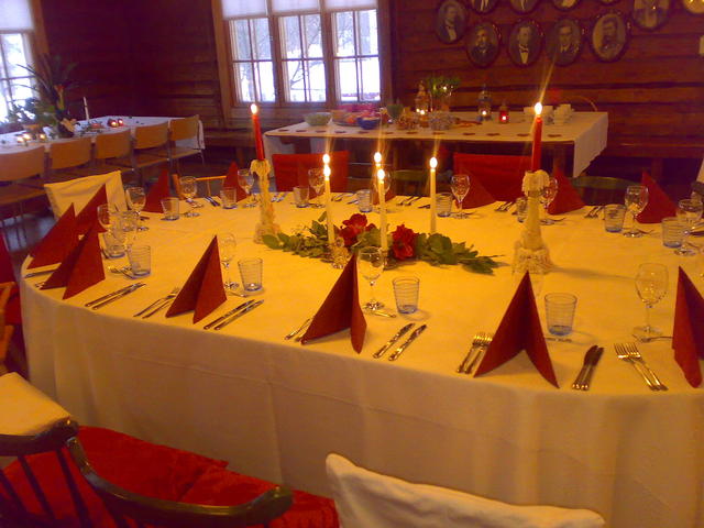 Kattaus, pienempi pöytä